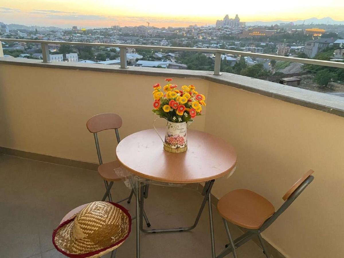 Beautiful Apartment With 3 Balconies In The Center Of Erevan Exterior foto