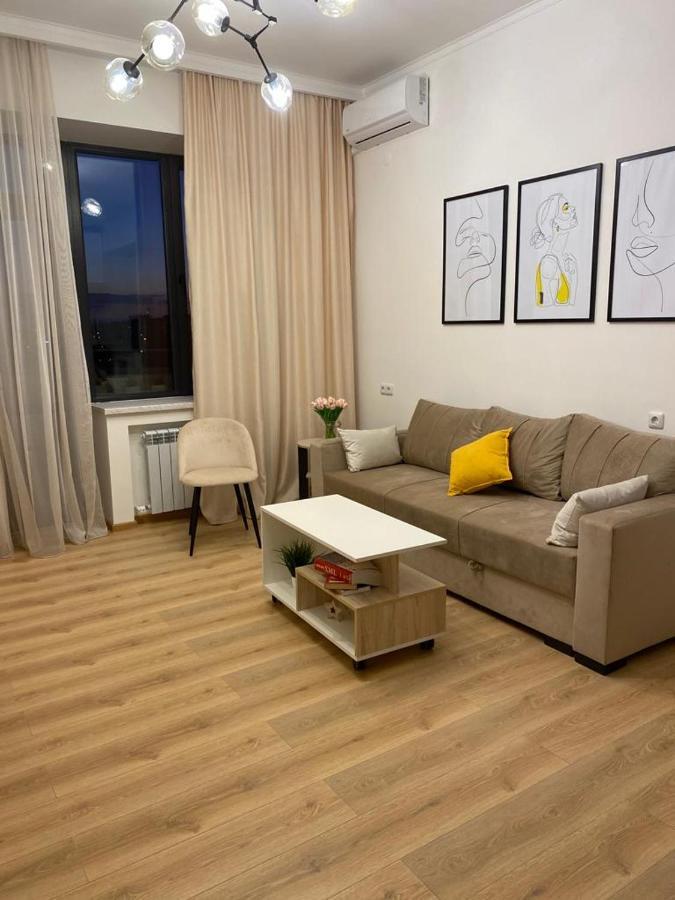 Beautiful Apartment With 3 Balconies In The Center Of Erevan Exterior foto
