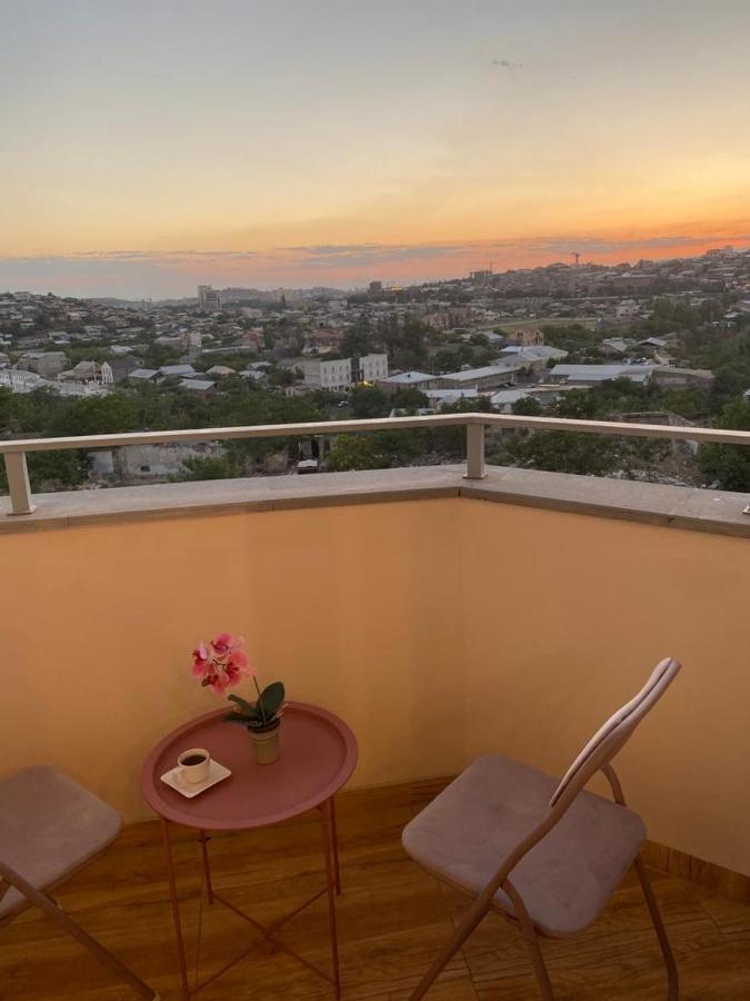 Beautiful Apartment With 3 Balconies In The Center Of Erevan Exterior foto