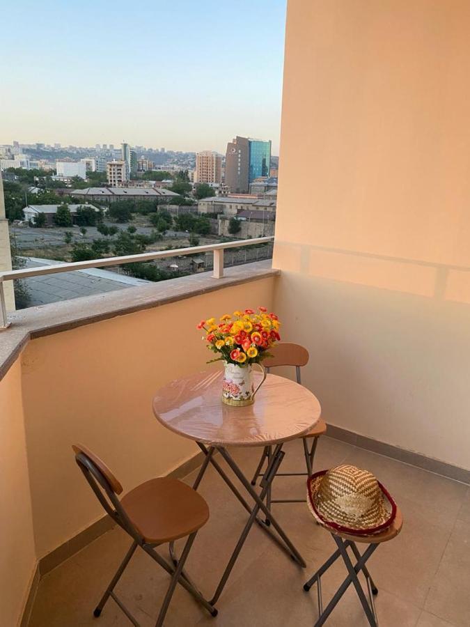 Beautiful Apartment With 3 Balconies In The Center Of Erevan Exterior foto